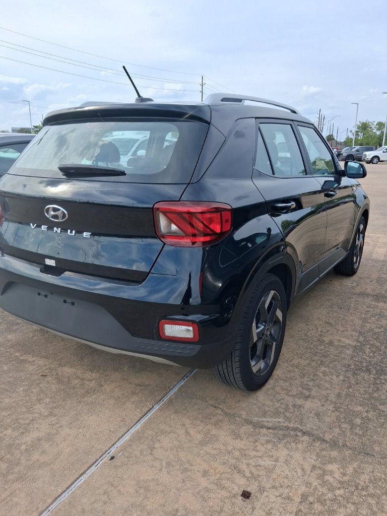 Used 2026 Hyundai Venue SEL FWD image 3