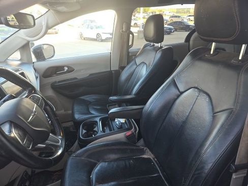 Used 2019 Chrysler Pacifica Touring-L FWD image 9