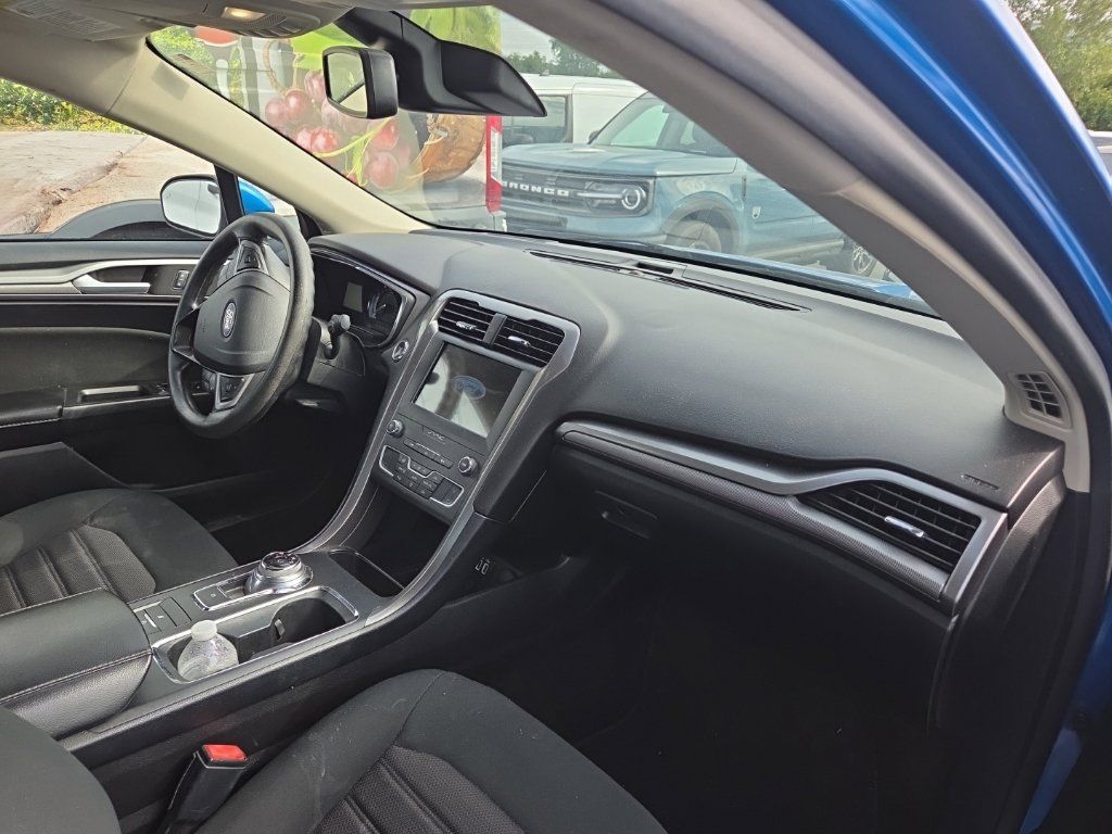 Used 2020 Ford Fusion SE FWD image 3