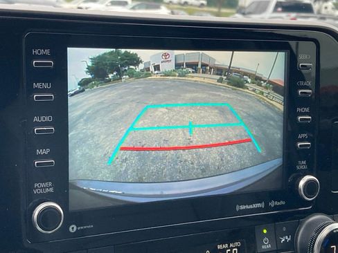 Used 2022 Toyota Highlander XLE FWD image 24