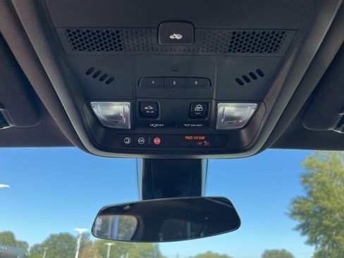 Used 2025 Cadillac XT6 Premium Luxury image 30