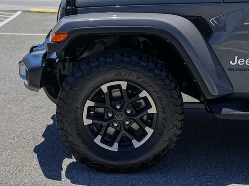 Used 2022 Jeep Gladiator Overland w/ Popular Equipment Package AWD/4WD image 11