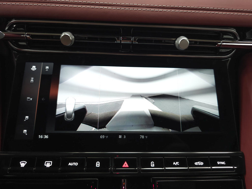 Used 2025 Aston Martin DB12 Coupe RWD image 28