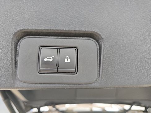 Used 2025 Nissan Rogue SV AWD/4WD image 30