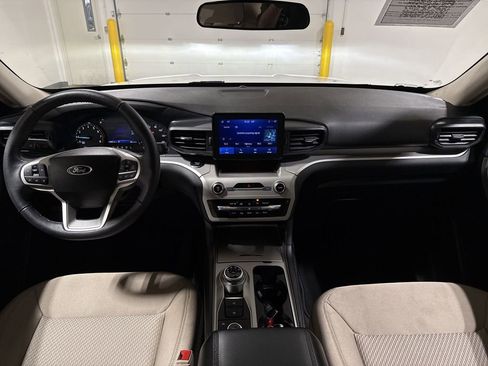 Used 2023 Ford Explorer XLT AWD/4WD image 10