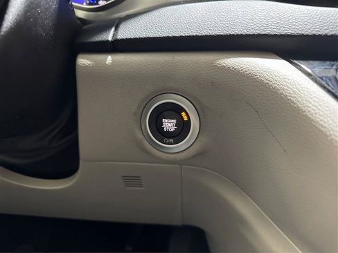 Used 2023 Chrysler Pacifica Touring-L image 36