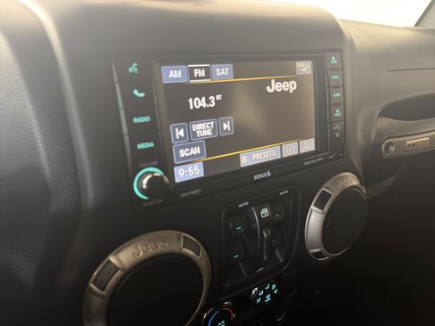 Used 2016 Jeep Wrangler Unlimited Sahara image 22