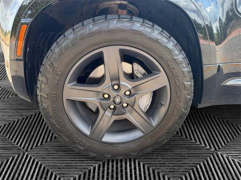 Used 2023 Land Rover Defender 110 X-Dynamic SE image 9