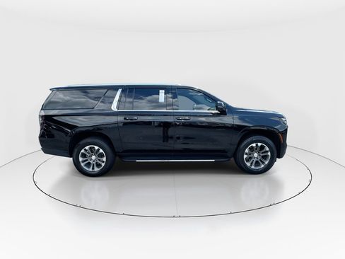 Used 2025 Chevrolet Suburban LT w/ Comfort Package AWD/4WD image 9