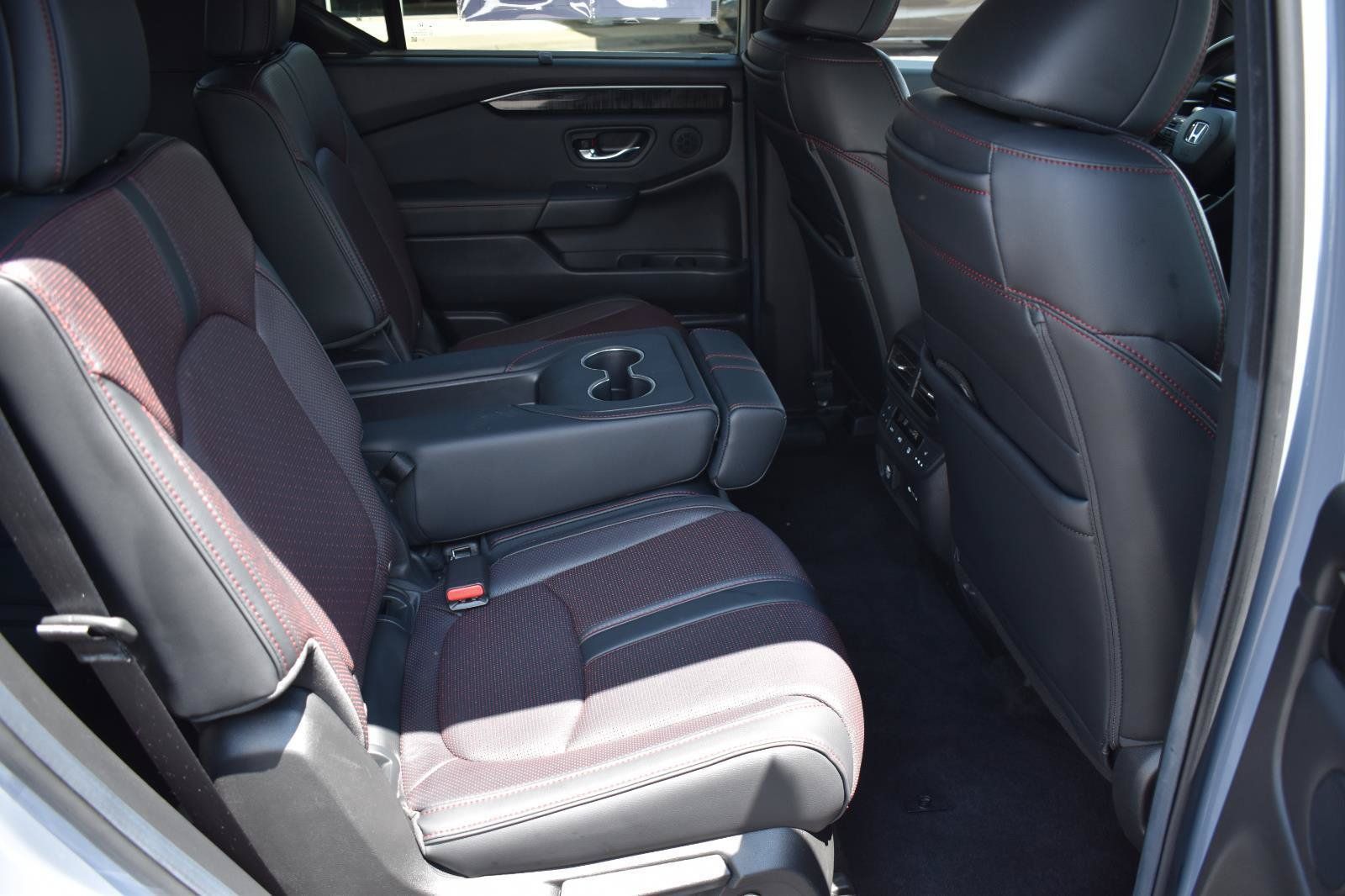 Used 2025 Honda Pilot Black Edition image 17