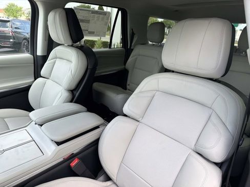 New 2026 Lincoln Navigator Premiere AWD/4WD image 13
