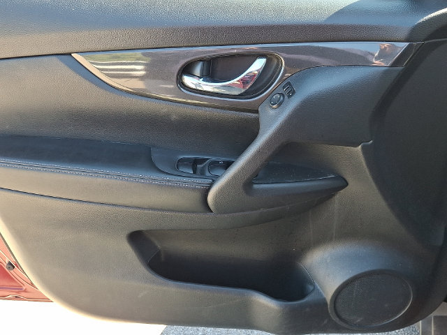 Used 2017 Nissan Rogue SV AWD/4WD image 12