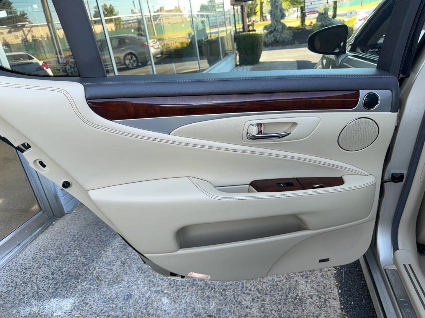 Used 2013 Lexus LS 460 L w/ All-Weather Pkg RWD image 19