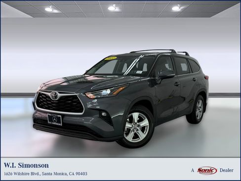 Used 2022 Toyota Highlander LE FWD image 1