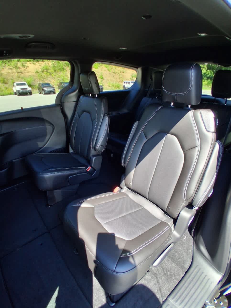 New 2027 Chrysler Pacifica Select AWD/4WD image 13