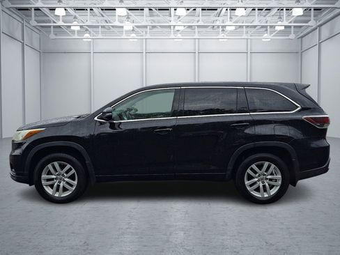 Used 2015 Toyota Highlander LE AWD/4WD image 2