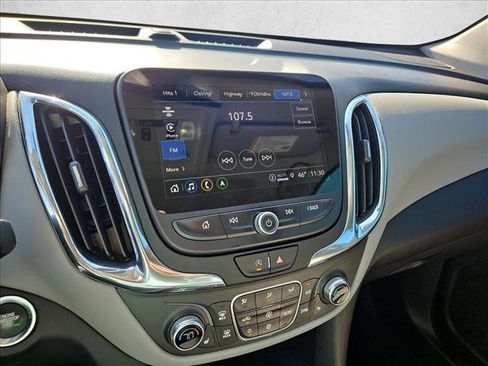 Used 2022 Chevrolet Equinox LT image 18
