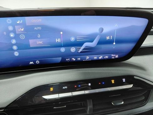 Used 2025 Buick Enclave Preferred image 34