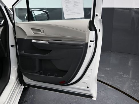 Used 2024 Toyota Sienna LE image 38