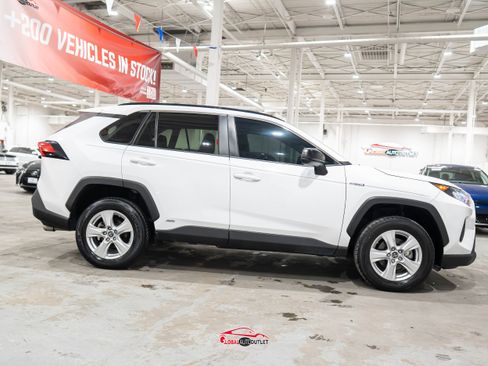 Used 2020 Toyota RAV4 LE image 8