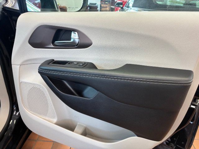 Used 2022 Chrysler Voyager LX FWD image 29