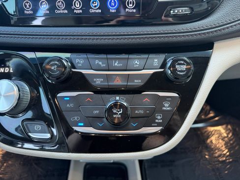 Used 2017 Chrysler Pacifica Limited w/ UConnect Theater Package FWD image 17