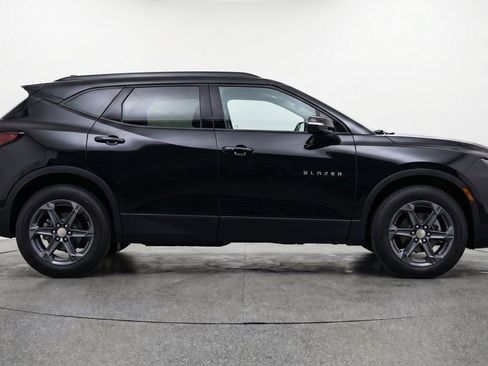 Used 2025 Chevrolet Blazer LT FWD image 11