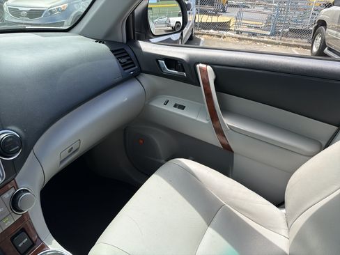 Used 2013 Toyota Highlander Limited AWD/4WD image 24