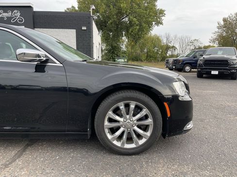 Used 2017 Chrysler 300 C image 2