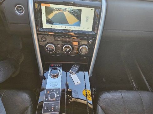Used 2019 Land Rover Discovery HSE image 10