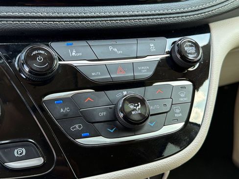 Used 2024 Chrysler Pacifica Touring-L FWD image 19