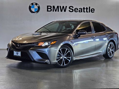 Used 2020 Toyota Camry SE FWD image 1