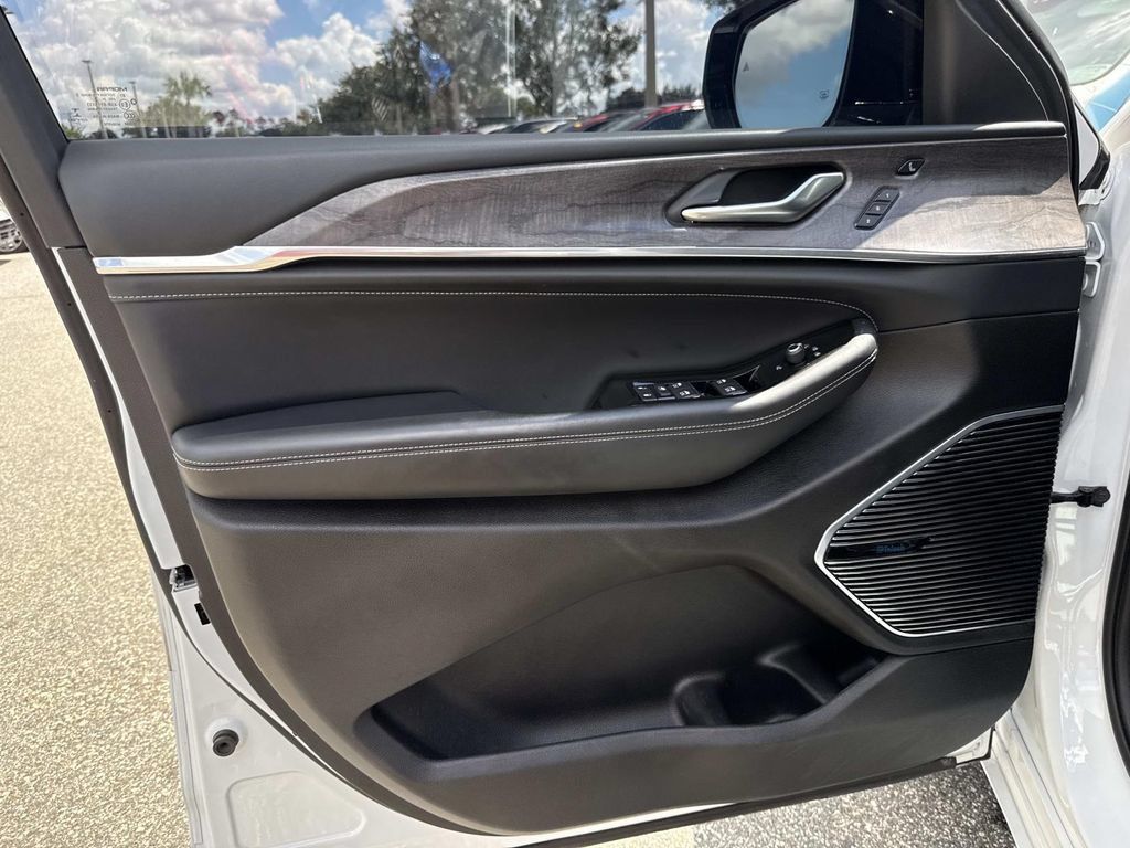 Used 2021 Jeep Grand Cherokee L Overland w/ Luxury Tech Group IV RWD image 22