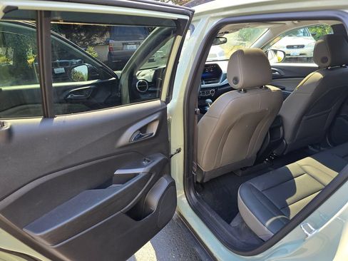 Used 2025 Chevrolet Trax ACTIV w/ Sunroof Package FWD image 9