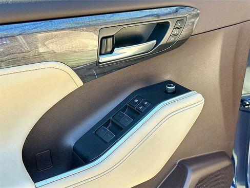 Used 2021 Toyota Highlander Limited image 18