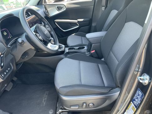 Certified 2025 Kia Soul S FWD image 17