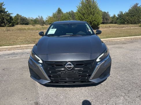 Used 2024 Nissan Altima 2.5 SV image 2