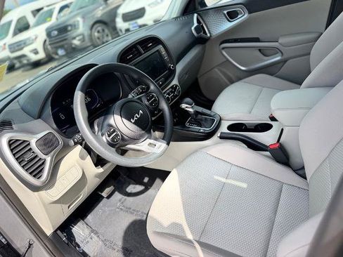 Used 2025 Kia Soul LX w/ LX Technology Package FWD image 15