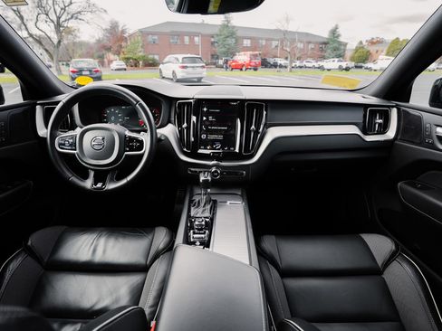 Used 2020 Volvo XC60 T6 R-Design image 2