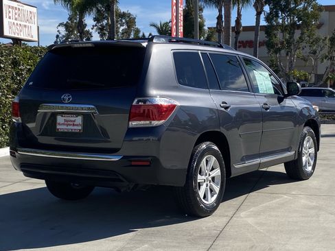 Used 2012 Toyota Highlander FWD w/ Tech Pkg image 3