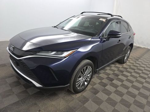 Used 2023 Toyota Venza XLE image 2