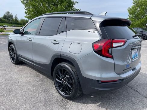 Used 2024 GMC Terrain SLE w/ Driver Convenience Package FWD image 4
