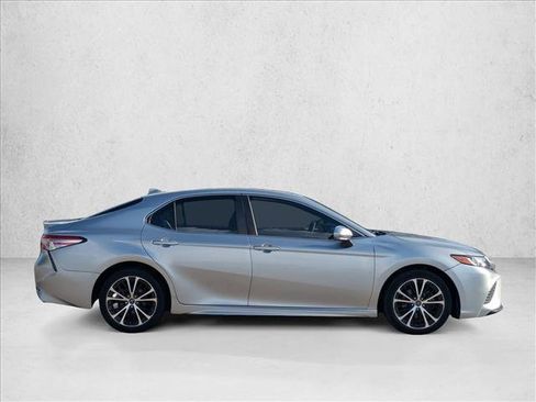 Used 2020 Toyota Camry SE w/ Convenience Package FWD image 4