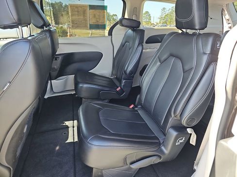 Used 2023 Chrysler Pacifica Touring-L image 19