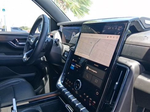Used 2025 GMC Yukon Denali w/ Sun & Power Step Package AWD/4WD image 10