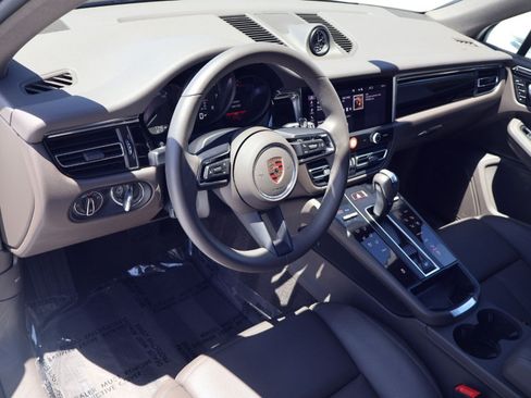 Certified 2026 Porsche Macan AWD/4WD image 4