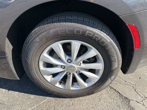 Used 2018 Chrysler Pacifica Touring-L image 42