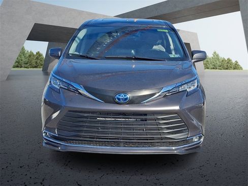 Used 2022 Toyota Sienna XLE image 2