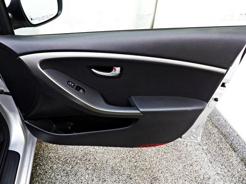 Used 2016 Hyundai Elantra GT FWD image 11