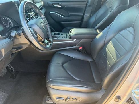 Used 2020 Toyota Highlander XLE AWD/4WD image 10